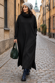 Svart poloklänning på kullerstensgata