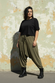 Svart t-shirt, rufsigt hår, svalare ljus