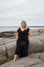 Svart V-Neck klippa — sittande