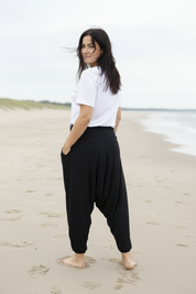 Tre-kvarts bakifrån, tittar tillbaka