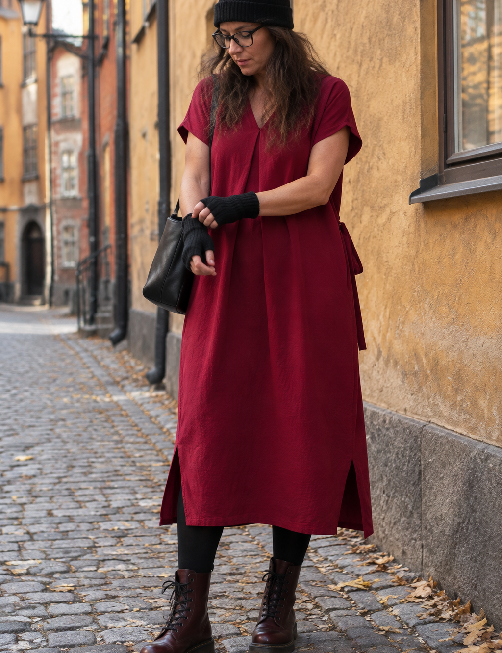 Vinröd klänning vid gammal vägg