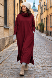 Vinröd poloklänning på kullerstensgata