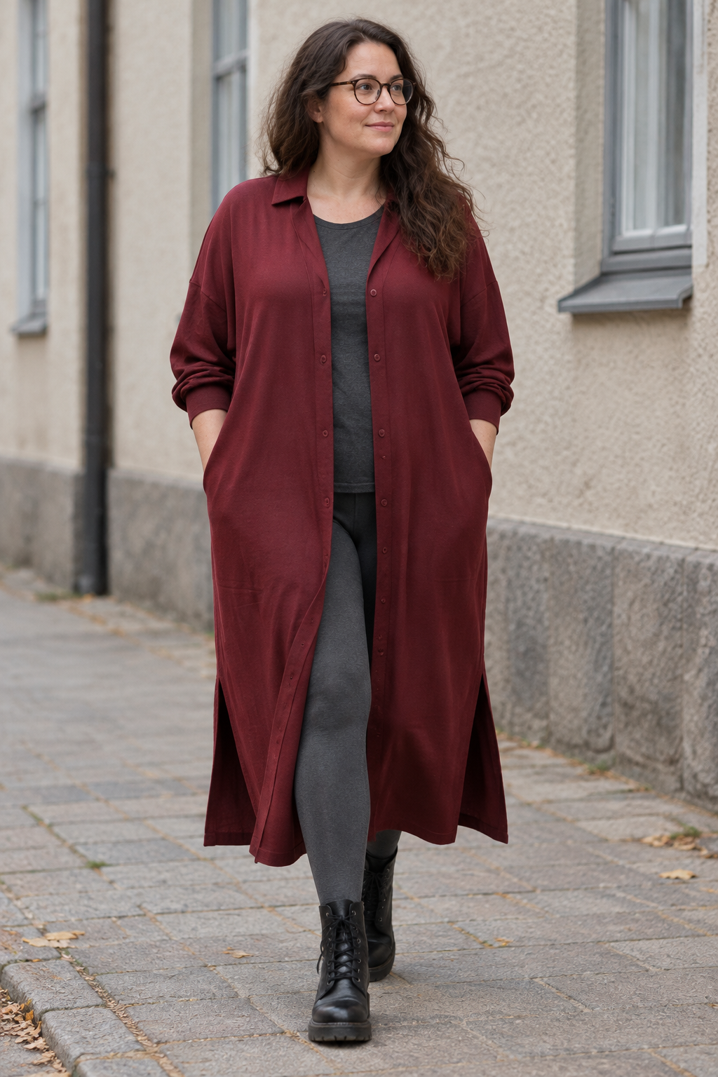 Vinröd skjortklänning öppen, i rörelse
